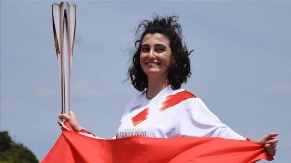 شابة تركية تحمل الشعلة الأولمبية أثناء جولتها في اليابان.. ما قصتها؟