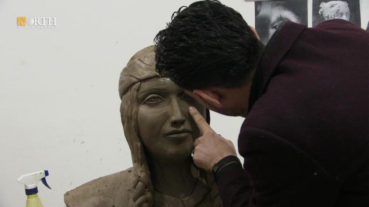  فنان سوري يعيد تجسيد معالم الرقة من بابها الاثري
