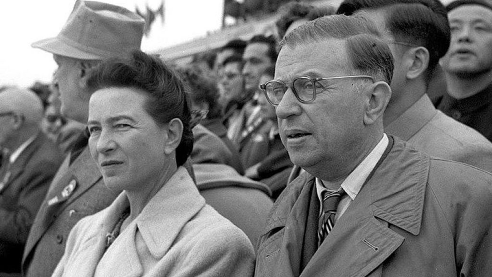 سارتر ودي بوفوار في بكين عام 1955 (مواقع التواصل الاجتماعي)