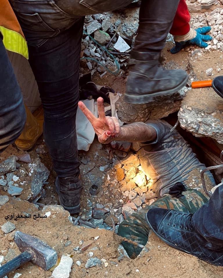 اشارة نصر من تحت الانقاض بغزة - مواقع التواصل