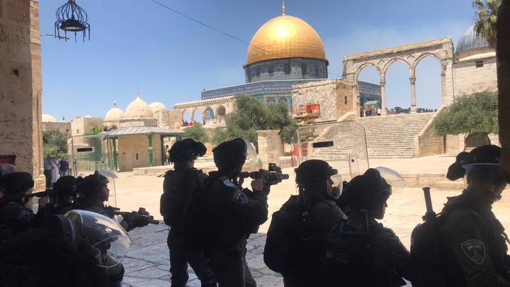   قوات الاحتلال تقمع المصلين بلقدس ومواجهات دامية في الضفة