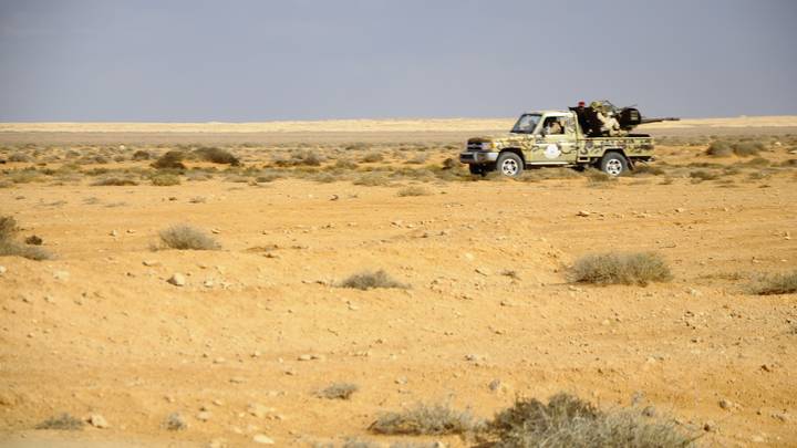 حفتر على حدود الجزائر.. استفزاز لـ"تبّون" وخوف من الانتخابات