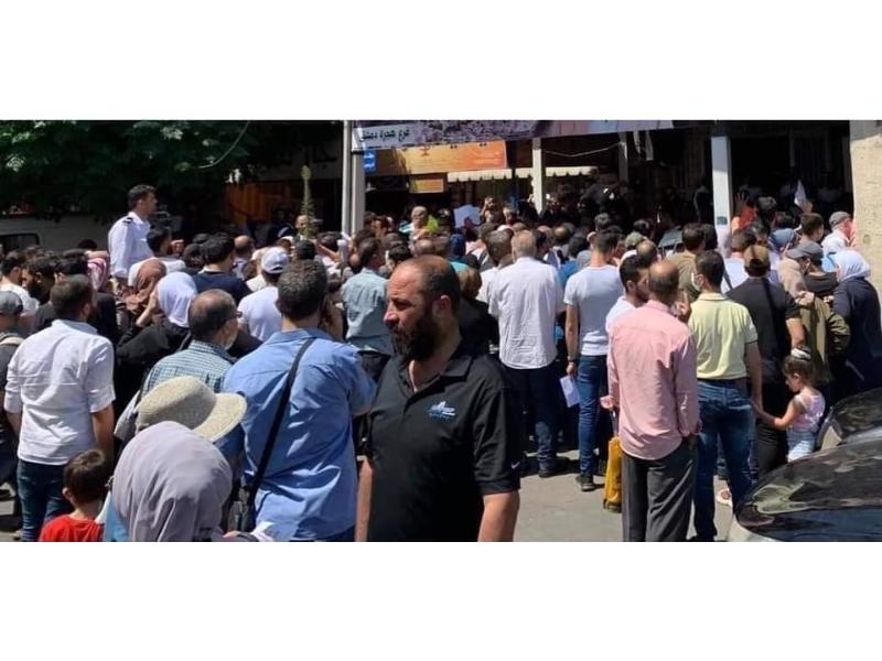 طوابير الباحثين عن جواز وتأشيرة امام مبنى ادارة الهجرة والجوازات