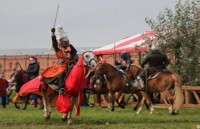 المهرجان في قلعة "بيتروبافلوسكايا" المهرجان في قلعة "بيتروبافلوسكايا"