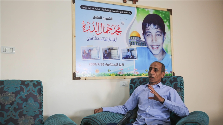 والد محمد الدرة مع صورته في صدر مجلس الاسرة