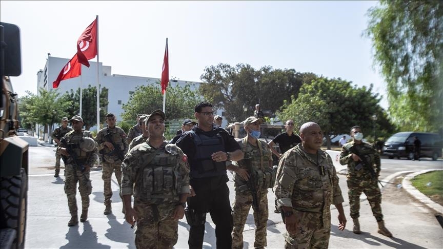 تونس.. مناوشات بين أنصار "سعيد" وعدد من النواب بمحيط البرلمان