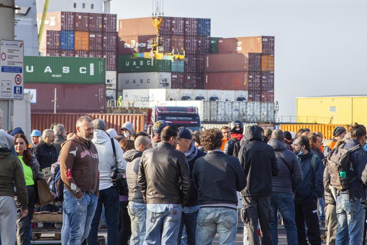 احتجاجات ضد فرض البطاقة الخضراء في ايطاليا