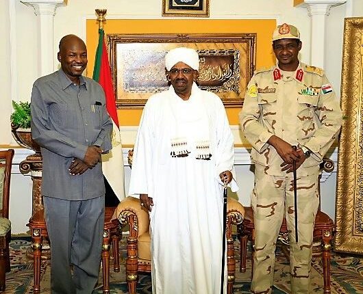 البشير بين حميدتي "يمين" واحمد هارون