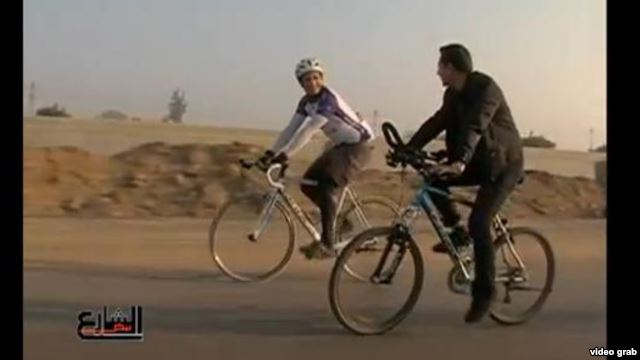     الدراجة الهوائية وسيلة مواصلات منتشرة بين العمال تثير غيرة الزوجات في مصر
