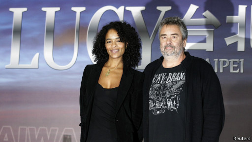 قال بيسون إن التصوير كان "كابوسا" بسبب التطفل الصحفي المستمر.