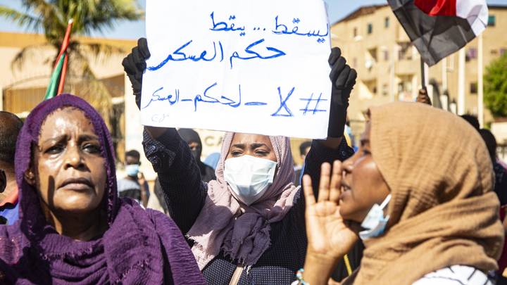 لافتات يسقط حكم العسكر تملأ شوارع الخرطم- ايه ايه