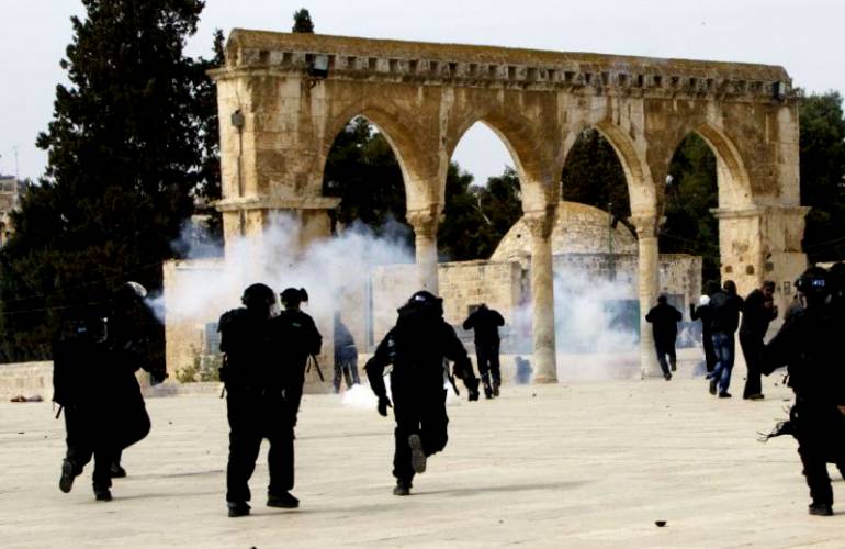 عملية قرب "الاقصى" تسفر عن مقتل جندي للاحتلال وإصابة 3 آخرين