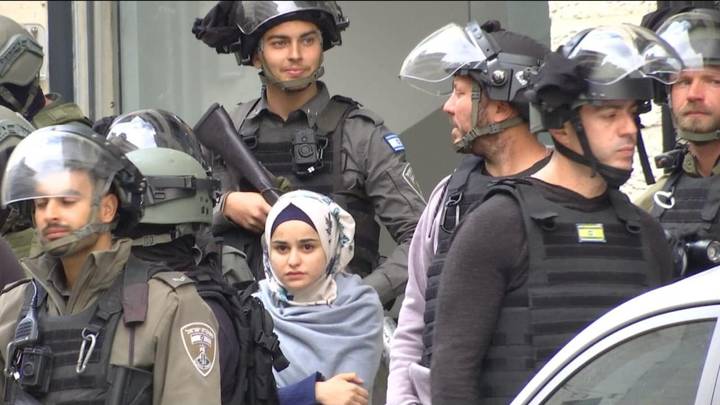 لحظة اعتقال الاحتلال لابنة الشهيد الفلسطيني فادي أبو شخيدم، منفذ عملية باب السلسلة (وسائل إعلام فلسطينية)