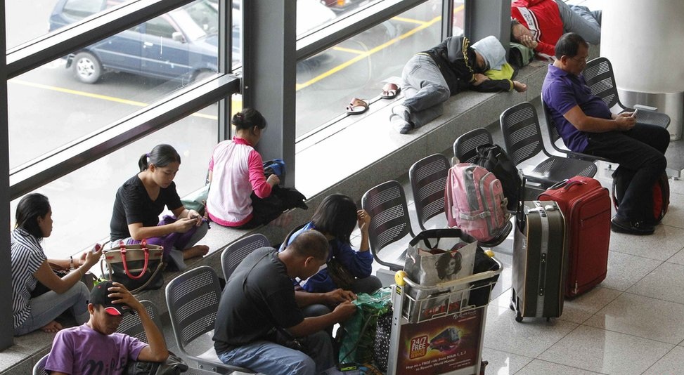 الغضب يتزايد لدى الناجين في الفيليبين من بطء وصول المساعدات