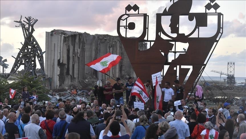 لبنانيون يحتجون امام المرفأ المدمر