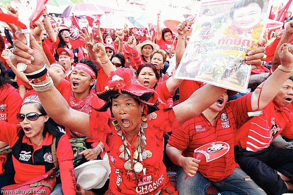 اشتداد الضغط على الحكومة التايلاندية والمتظاهرون يحتلون وزارتين