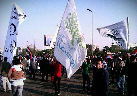 عشرة اعضاء في لجنة الدستور يجمدون عضويتهم احتجاجا على اعتقال ناشطين