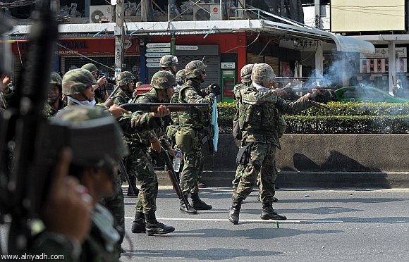 قتيل في بانكوك والمواجهة السياسية تتحول الى اعمال عنف