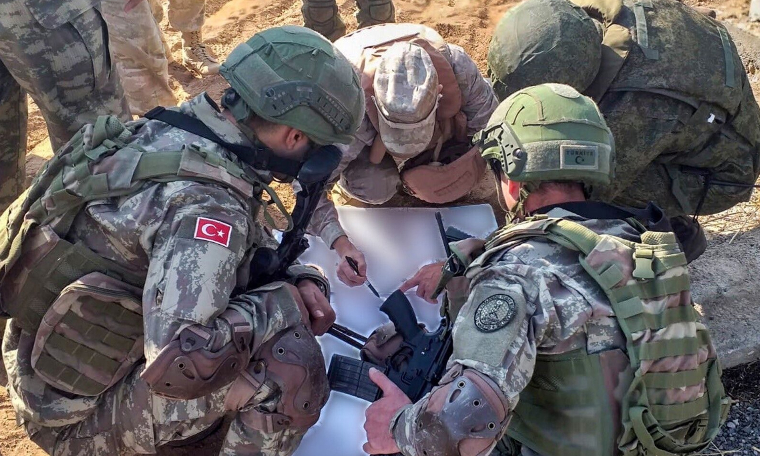 ضباط روس واتراك يعملون على خرائط سوريا - وزارة الدفاع التركية