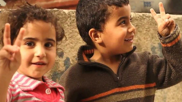    الاعلام البديل يقدم " زورق " مجلة لأطفال سورية  في مخيمات اللجوء  