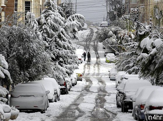 الثلوج تؤدي الى توقف الحركة على الطرق في الاردن والغاء او تأجيل رحلات جوية