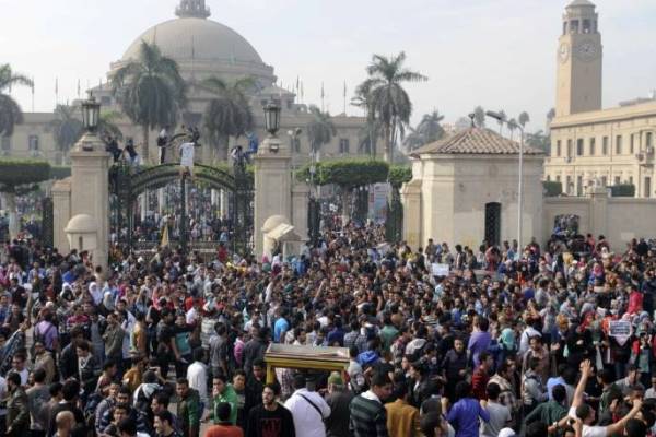 في احدى كليات جامعة القاهرة يتوحد الطلبة في مواجهة عنف الشرطة