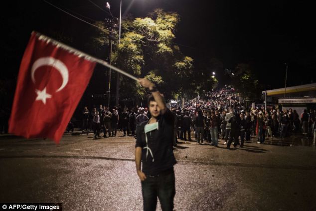 حملة المداهمات في قضايا فساد ضد مقربين من الحكومة تهز تركيا