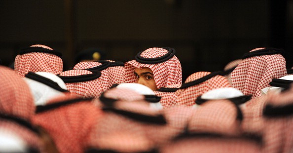 سعودي يقيم حفل "نهاية الخدمة" لطليقته