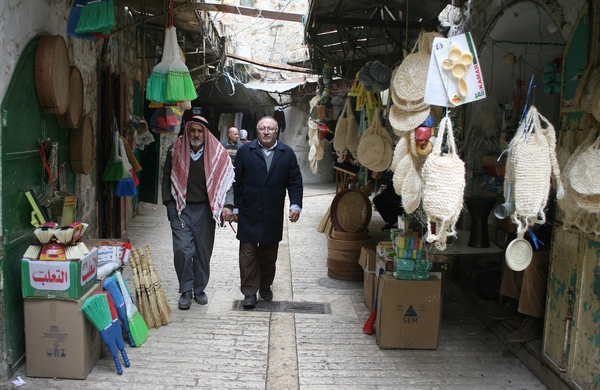 تخوف الفلسطينيين من عودة المستوطنين المتطرفين الى قلب الخليل