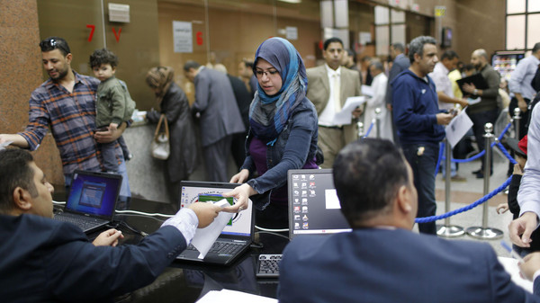 المصريون يواصلون الادلاء باصواتهم باستفتاء دستوري يريده السيسي مبايعة له