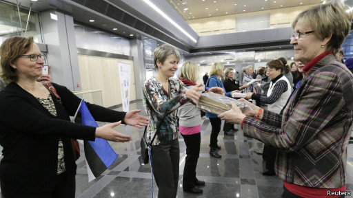 لاتفيا:سلسلة بشرية احتفالا بريغا عاصمة للثقافة الأوروبية