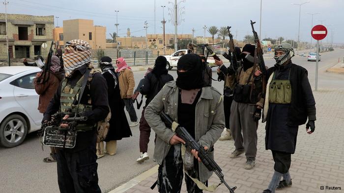 القاعدة " تتبرأ من داعش " وتعلن ان لاصلة لها بالدولة الاسلامية بالعراق والشام