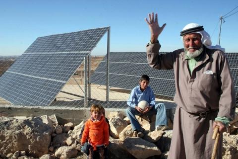 غزيون يلجأون الى الطاقة الشمسية للتزود بالكهرباء