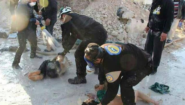 رجال الدفاع المدني في خان شيخون بعد الهجمة الكيماوية - مواقع تواصل