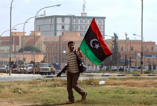 عشرات المتظاهرين في طرابلس يقتحمون مقر المؤتمر الوطني العام