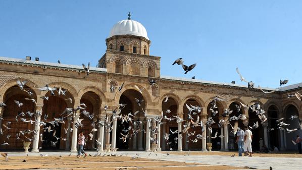 جامع الزيتونة الشهير في تونس يرفض برنامجا حكوميا لتحييد المساجد