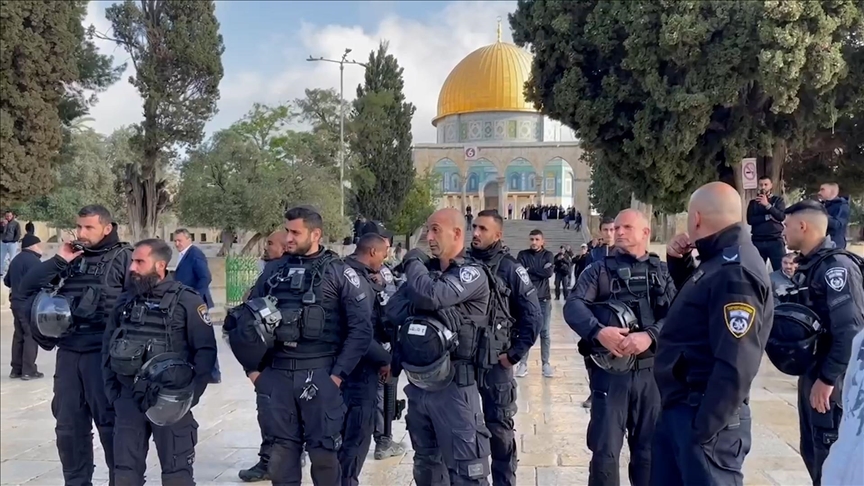  مستوطنون  يقتحمون باحات "الأقصى" واطلاق نارعلى حاجز يالضفة