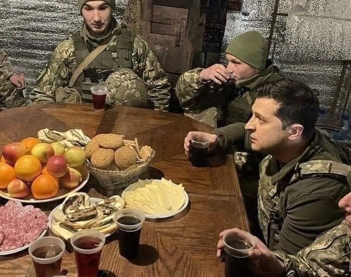 ارشيفية ..زيلينسكي مع جنوده وجنرالاته في غرفة عمليات ارشيفية ..زيلينسكي مع جنوده وجنرالاته في غرفة عمليات