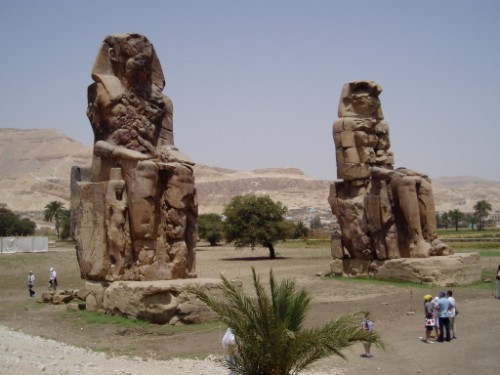 ترميم تمثالين ضخمين للملك امنحتب الثالث واعادة وضعها في الاقصر