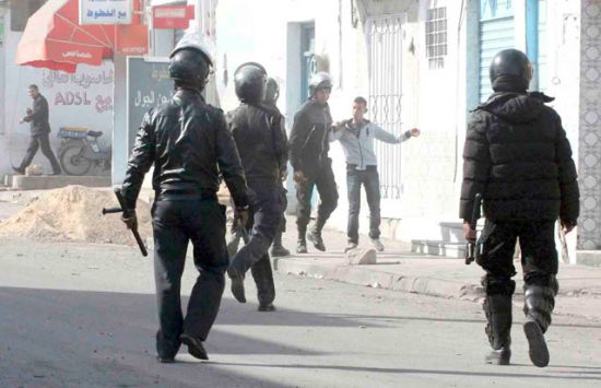 حرق مقر المركزية النقابية في بن قردان جنوب تونس
