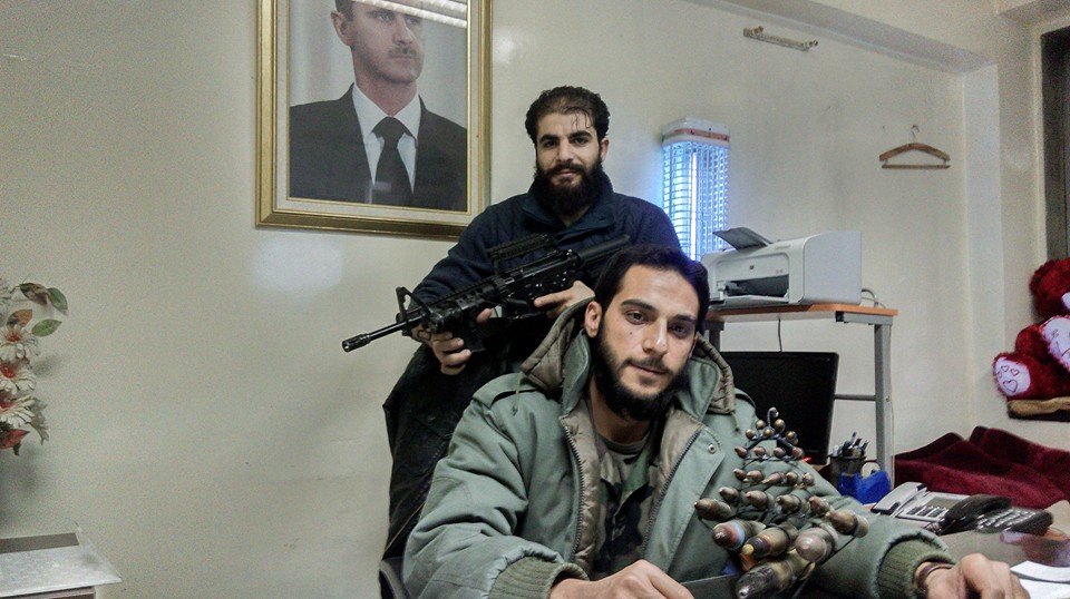 ارشيفية ..امجد يوسف في مكتبه وخلفه حارس مسلح -فيديوهات المجزرة ارشيفية ..امجد يوسف في مكتبه وخلفه حارس مسلح -فيديوهات المجزرة