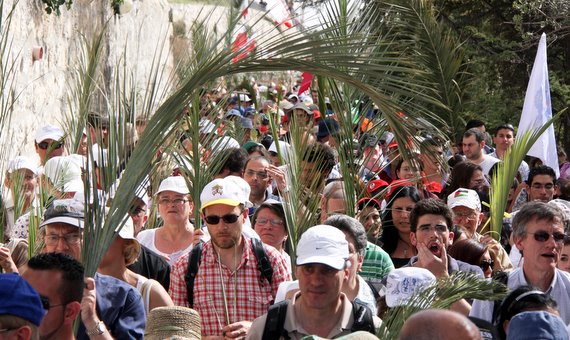الفلسطينيون المسيحيون يحتفلون باحد الشعانين في القدس، في انتظار زيارة البابا