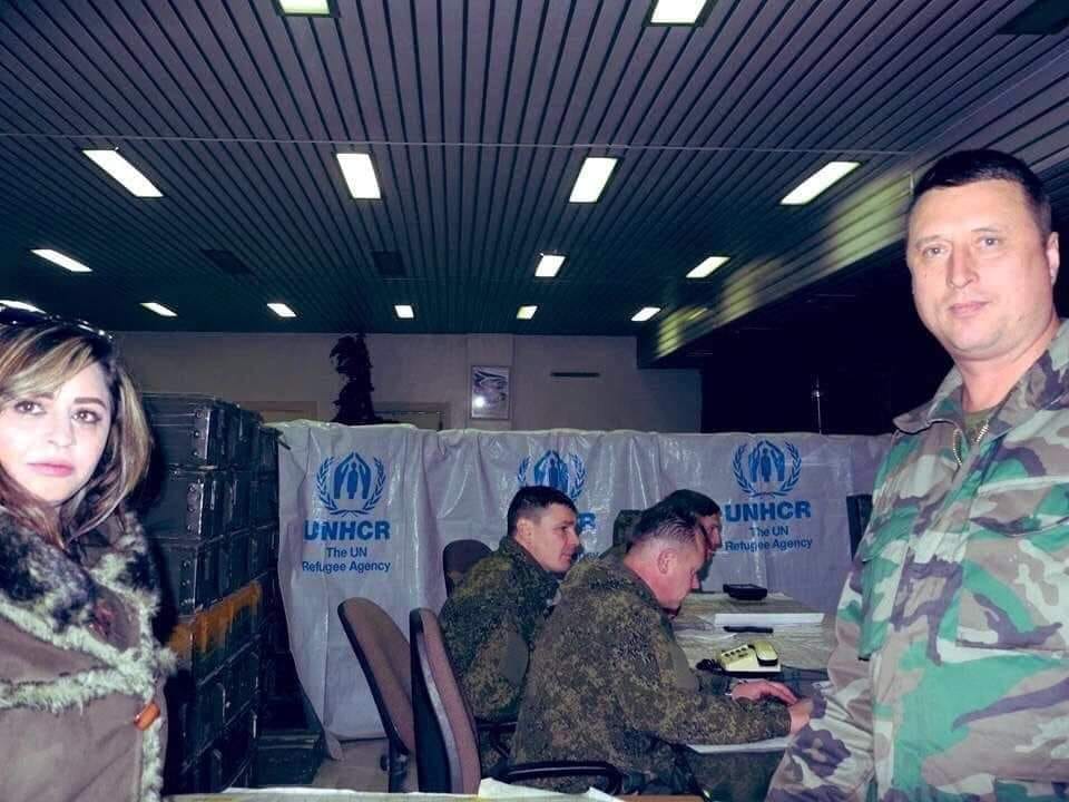 ضباط روس في قاعدة حميميم وحولهم مساعدات الامم المتحدة - فيسبوك
