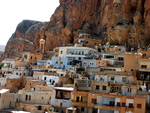 النازحون من معلولا لدمشق يحلمون بالعودة الى بلدتهم التاريخية 