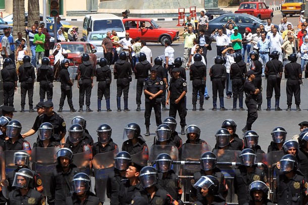 رجال الشرطة في مصر يعيشون اليوم في خوف بعد ان كان الجميع يهابهم