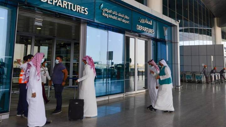 في 21 مايو/أيار الماضي أصدرت السعودية قائمة تضم 16 دولة منعت مواطنيها السفر إليها بسبب الوباء (مواقع تواصل)