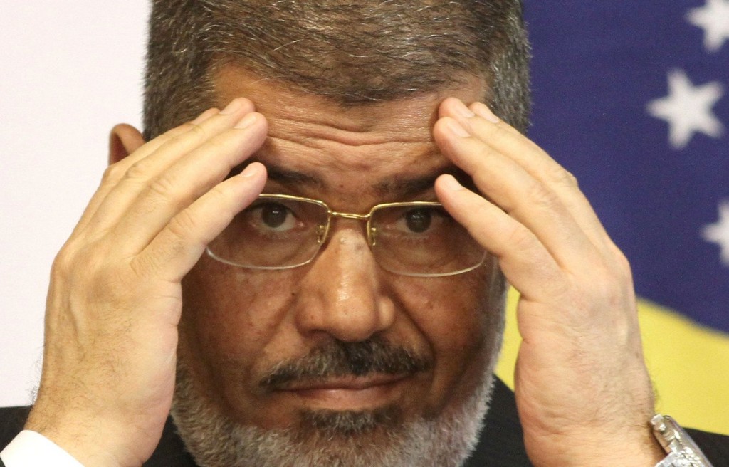 مصر: شهود يتهمون حماس وحزب الله بمساعدة مرسي على الهروب من السجن