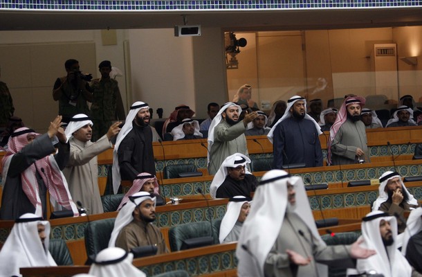 نواب كويتيون يطلبون استجواب رئيس الوزراء في قضايا فساد مفترض