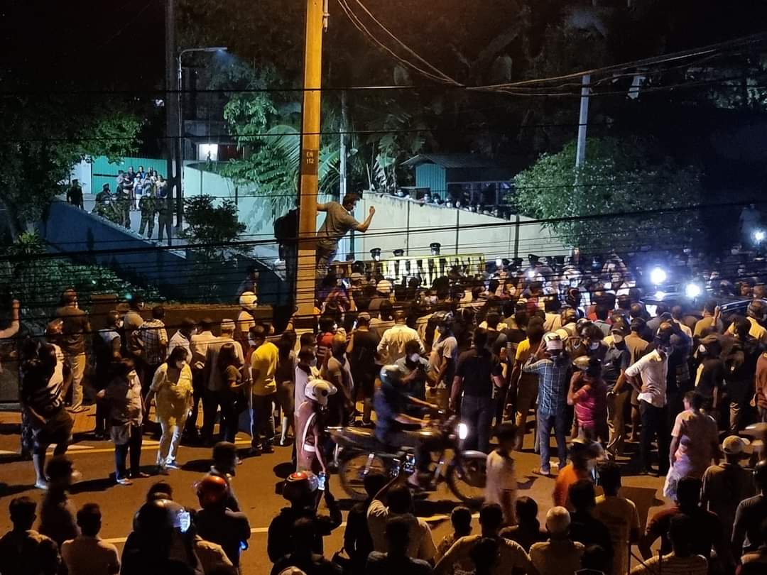 المظاهرات انطلقت منذ اسابيع بعد ازمة اقتصادية خانقة - سوشال