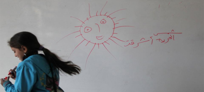 120 تلميذا فلسطينيا يخرجون من حصار مخيم اليرموك لتقديم الامتحانات